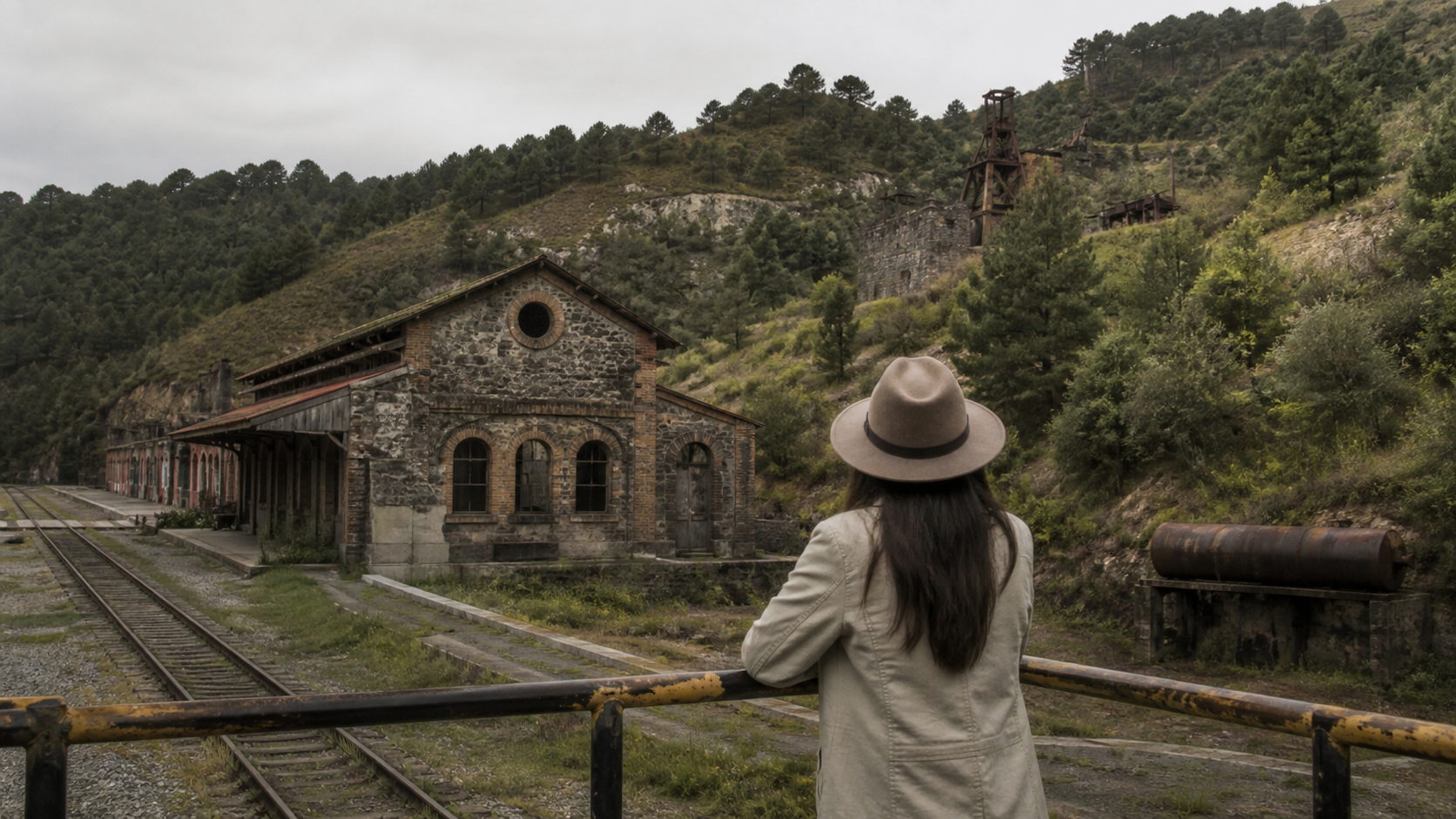 Antigua estación ferroviaria de El Oro, Estado de México, con arquitectura histórica y bosque alrededor